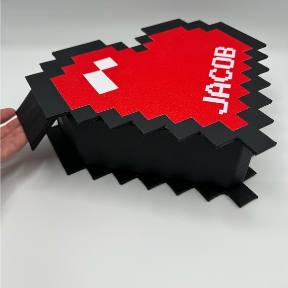 Pixelated heart-shaped box customized with magnetic side closure. - Picture 4 of 12